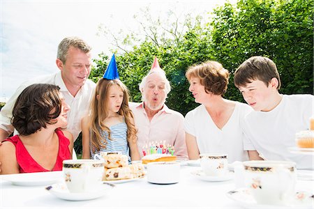 family with teens and grandparents - Family celebrating grandfather's birthday Photographie de stock - Premium Libres de Droits, Code: 649-07238647
