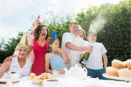 Family celebrating birthday, man opening champagne Photographie de stock - Premium Libres de Droits, Code: 649-07238649