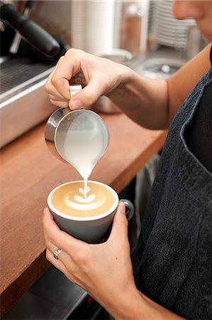 pouring cappuccino - Barista preparing cappuccino Photographie de stock - Premium Libres de Droits, Code: 649-07238682