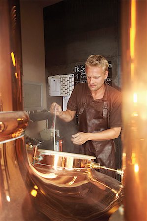 Man working at brewery Stockbilder - Premium RF Lizenzfrei, Bildnummer: 649-07238702