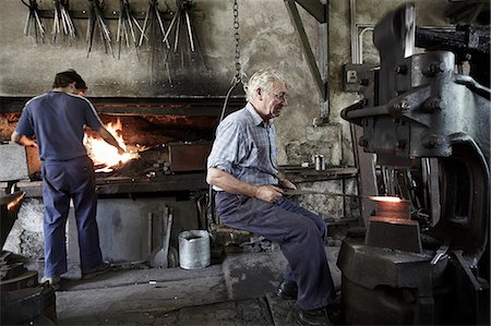 father and older son and two people - Blacksmiths at work Foto de stock - Sin royalties Premium, Código: 649-07238717