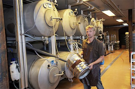 Man working at brewery Foto de stock - Sin royalties Premium, Código: 649-07238710