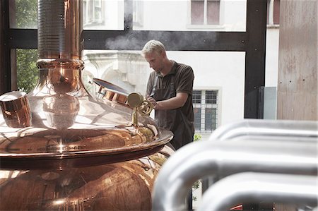 Man working at brewery Stockbilder - Premium RF Lizenzfrei, Bildnummer: 649-07238712