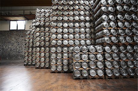 Casks of beer stacked in a brewery Foto de stock - Sin royalties Premium, Código: 649-07238730