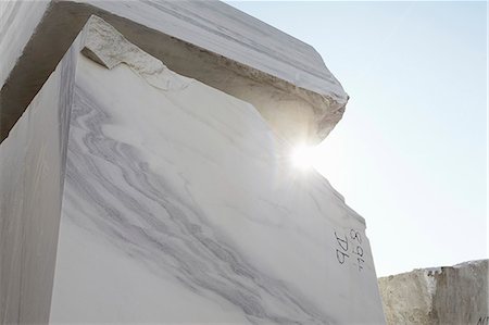 Large block of marble from quarry Fotografie stock - Premium Royalty-Free, Codice: 649-07238745