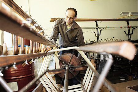 Worker using loom in wool factory Photographie de stock - Premium Libres de Droits, Code: 649-07238742