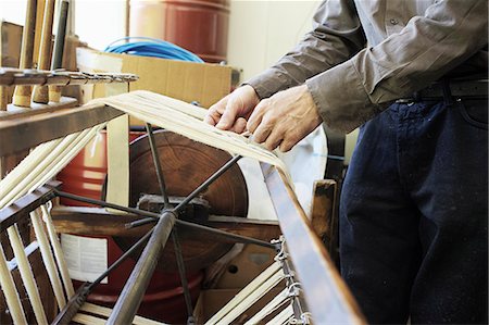 fabrikarbeiter - Worker using loom in wool factory, cropped Foto de stock - Sin royalties Premium, Código: 649-07238743