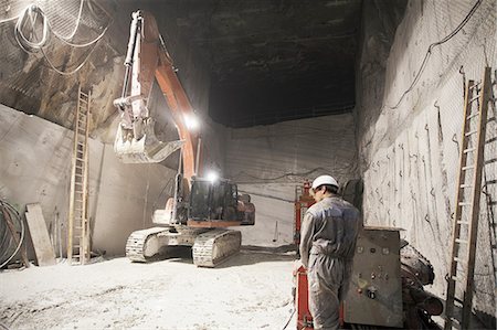 Worker and excavator in a marble quarry Photographie de stock - Premium Libres de Droits, Code: 649-07238754