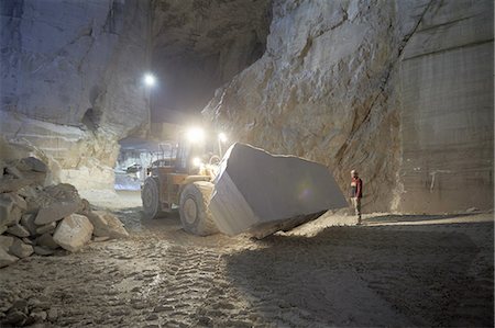 Worker and excavator in marble quarry Photographie de stock - Premium Libres de Droits, Code: 649-07238751