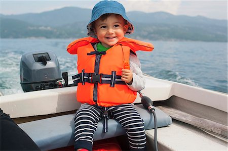 Boy enjoying boat ride Photographie de stock - Premium Libres de Droits, Code: 649-07238764