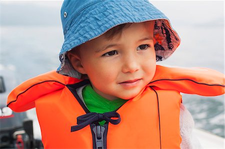 safety - Boy enjoying boat ride Photographie de stock - Premium Libres de Droits, Code: 649-07238765