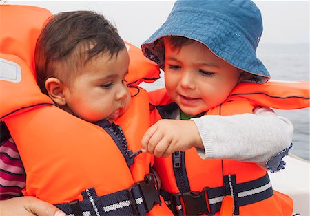 Boy zipping baby's life jacket Foto de stock - Sin royalties Premium, Código: 649-07238767