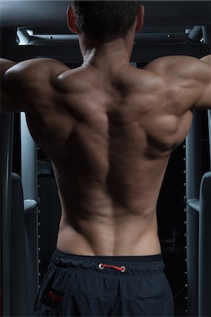 exercise men backside - Man doing chin-ups Foto de stock - Sin royalties Premium, Código: 649-07238781