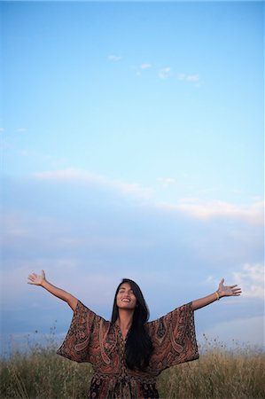 respirar - Woman enjoying fresh air with open arms Foto de stock - Sin royalties Premium, Código: 649-07238790