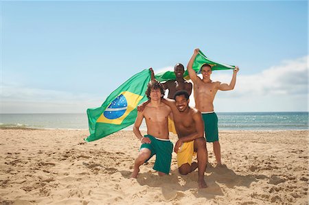 Friends posing with brazilian flag on beach Stockbilder - Premium RF Lizenzfrei, Bildnummer: 649-07238849