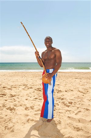 Man with berimbau on beach Foto de stock - Sin royalties Premium, Código: 649-07238859
