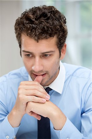 Young man in deep thought Photographie de stock - Premium Libres de Droits, Code: 649-07238899