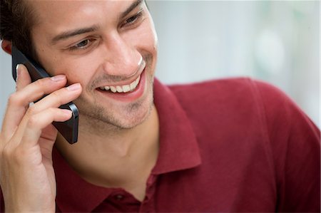 Young man on mobile phone Photographie de stock - Premium Libres de Droits, Code: 649-07238891