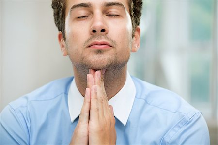 prier - Young man in contemplation Photographie de stock - Premium Libres de Droits, Code: 649-07238901