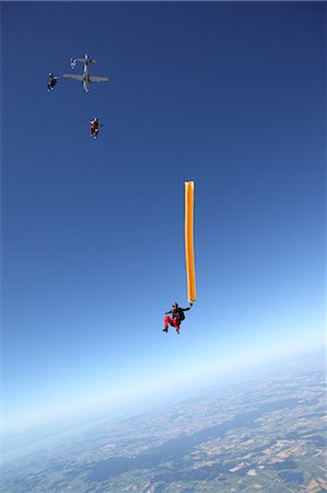 Skydivers free falling with air tube above Leutkirch, Bavaria, Germany Photographie de stock - Premium Libres de Droits, Code: 649-07238955