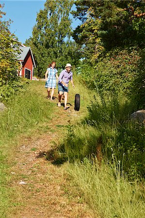 simsearch:614-07444038,k - Female toddler and parents wheeling tyre, Utvalnas, Gavle, Sweden Foto de stock - Sin royalties Premium, Código: 649-07238982