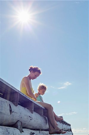 Mother and daughter sitting on pier, Utvalnas, Gavle, Sweden Foto de stock - Sin royalties Premium, Código: 649-07239010