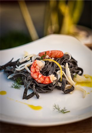 Still life with black tagliatelle and prawns Stockbilder - Premium RF Lizenzfrei, Bildnummer: 649-07239057