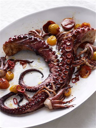 Octopus with roasted tomatoes and chilli peppers Photographie de stock - Premium Libres de Droits, Code: 649-07239251