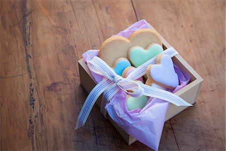 simsearch:670-06451038,k - Still life with box of heart shaped cookies Photographie de stock - Premium Libres de Droits, Code: 649-07239316