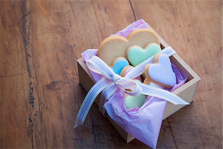 simsearch:649-07239321,k - Still life with box of heart shaped cookies Photographie de stock - Premium Libres de Droits, Code: 649-07239316