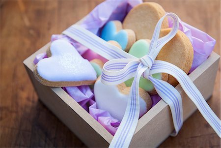 Still life with box of heart shaped cookies Stockbilder - Premium RF Lizenzfrei, Bildnummer: 649-07239317