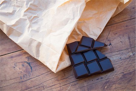 envoltura - Still life with dark chocolate Foto de stock - Sin royalties Premium, Código: 649-07239312
