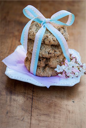 simsearch:670-06451352,k - Still life with stack of cookies Photographie de stock - Premium Libres de Droits, Code: 649-07239320