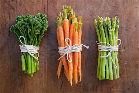 Bunches of carrots, broccoli and asparagus tied with string, still life Photographie de stock - Premium Libres de Droits, Code: 649-07239331