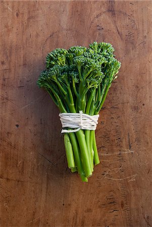 sencillo - Bunch of broccoli tied with string, still life Photographie de stock - Premium Libres de Droits, Code: 649-07239333