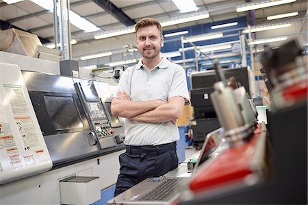 engineer standing with arms crossed - Portrait of male worker in engineering factory Photographie de stock - Premium Libres de Droits, Code: 649-07239352