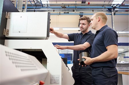 Workers checking looking at control panel in engineering factory Photographie de stock - Premium Libres de Droits, Code: 649-07239365