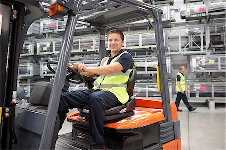 simsearch:632-03500555,k - Forklift truck driver in engineering warehouse Fotografie stock - Premium Royalty-Free, Codice: 649-07239387