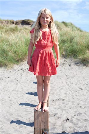 rubio - Portrait of girl standing on wooden groyne, Wales, UK Foto de stock - Sin royalties Premium, Código: 649-07239459