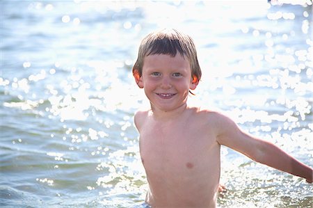 descamisado - Portrait of boy in water, Wales, UK Foto de stock - Sin royalties Premium, Código: 649-07239474