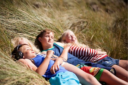 schlafen - Four friends relaxing in dunes, Wales, UK Stockbilder - Premium RF Lizenzfrei, Bildnummer: 649-07239478