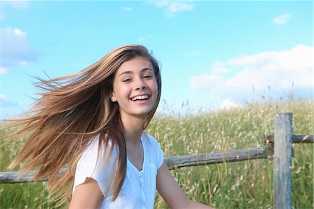 Teenage girl by wooden fence, Tuscany, Italy Foto de stock - Sin royalties Premium, Código: 649-07239604