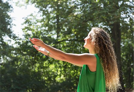 espérances - Teenage girl wearing green top with arms out, Prague, Czech Republic Photographie de stock - Premium Libres de Droits, Code: 649-07239626