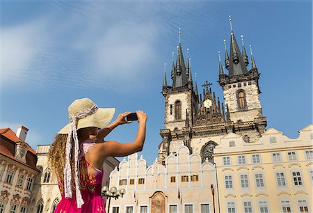 europeo (lugares y cosas) - Teenage girl photographing Our Lady of Tyn church, Prague, Czech Republic Foto de stock - Sin royalties Premium, Código: 649-07239630