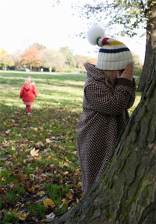 se cacher - Girls playing hide and seek in park, London, England, UK Photographie de stock - Premium Libres de Droits, Code: 649-07239652