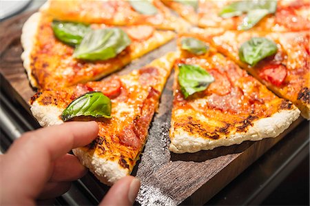 Man taking slice of pizza Foto de stock - Sin royalties Premium, Código: 649-07239673