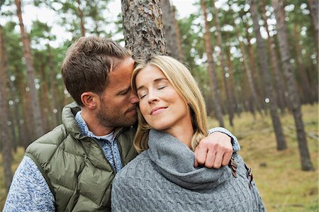 simsearch:649-07239738,k - Mid adult couple hugging in forest Foto de stock - Royalty Free Premium, Número: 649-07239743