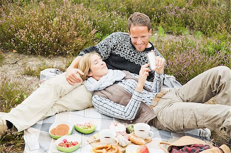 simsearch:649-07239777,k - Mid adult couple having picnic Fotografie stock - Premium Royalty-Free, Codice: 649-07239765