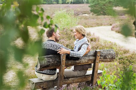 simsearch:649-07239777,k - Mid adult couple on wooden bench Fotografie stock - Premium Royalty-Free, Codice: 649-07239763