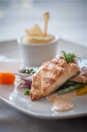 repas - Salmon fillet with sauce and garnish Photographie de stock - Premium Libres de Droits, Code: 649-07239794